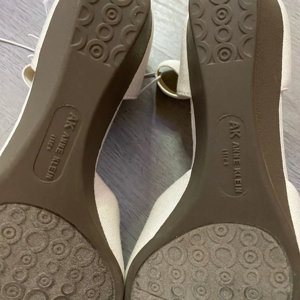 AK Anne Klein Wedge Sandals Womens 7 Cream Canvas Peep Toe iFlex Tatiana